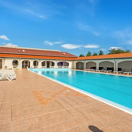 Nyaraló Lovely In *